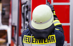Baden-Württemberg, Staufen: Ein Feuerwehrmann holt während einer Einsatzübung einer Freiwilligen Feuerwehr eine Leiter vom Dach 