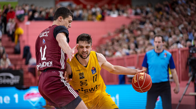 Mateo Seric (rechts), erfolgreichster Korbjäger der Tigers Tübingen, im Duell mit Vladimir Lucic vom FC Bayern München.