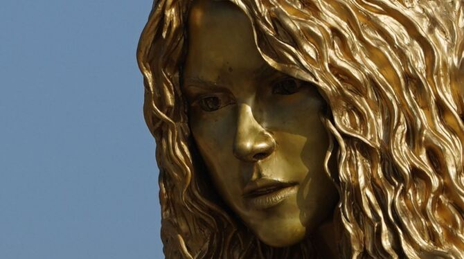 Riesige Shakira-Skulptur enthüllt