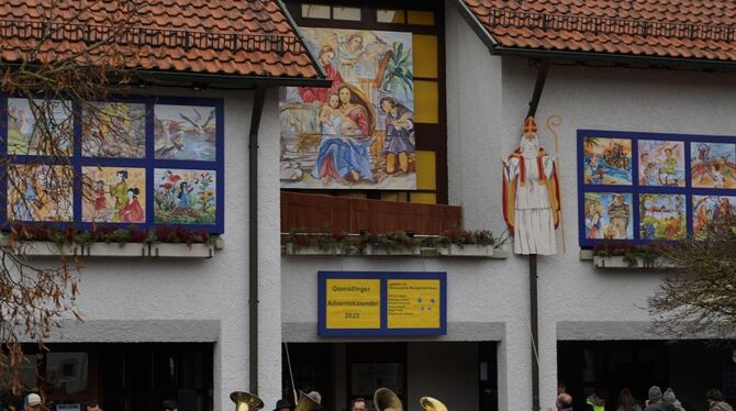 An Heiligabend wurde, begleitet von den Lautertalmusikanten, das letzte Türchen am Gomadinger Adventskalender geöffnet.  FOTO: L