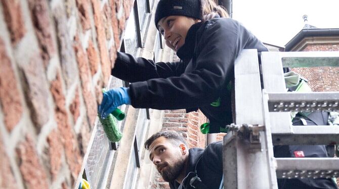 Eine ziemliche  Herausforderung, die Basilika  St. Lambertus in Düsseldorf  »aufzuhübschen«. Mit dem Hubsteiger ging’s in luftig