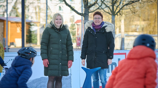 Für fast jeden Spaß zu haben: Stadtmarketing-Geschäftsführerin Anna Bierig (links), die sich von GEA-Redakteurin Anja Weiß gerne