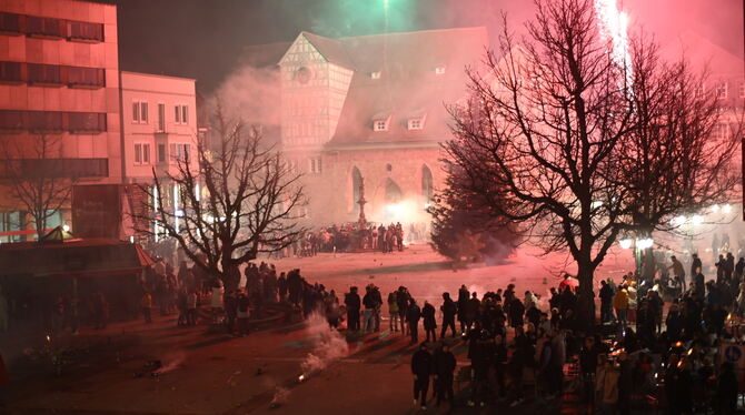 In der Silvesternacht 2022 ist der Reutlinger Marktplatz eine explosive Zone. Es wird  massenhaft Feuerwerk gezündet. Solche bra