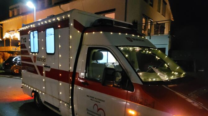 Mit einem festlich beleuchteten Krankentransportwagen wurde die schwer kranke Frau abgeholt.
