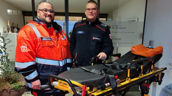 Die Sanitäter Alexander Thomys (rechts) und Oliver Brudny vor dem Eninger Hospiz Veronika.
