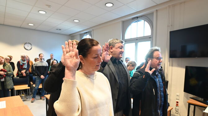 Neue Schöffen leisten ihren Eid mit den Worten: "Ich schwöre, die Pflichten eines ehrenamtlichen Richters/einer ehrenamtlichen R