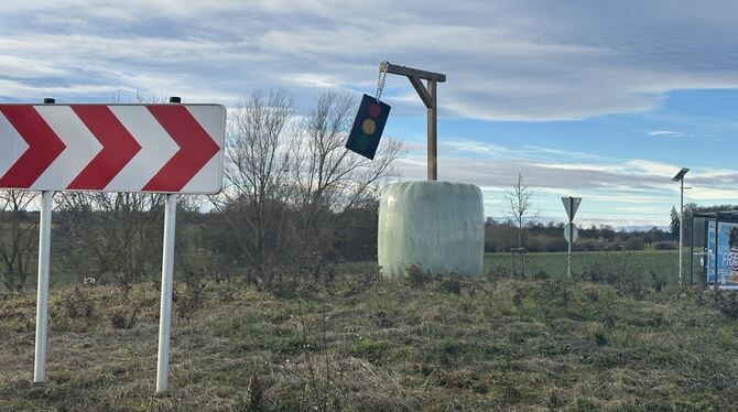 Der Ampel-Galgen am Kreisverkehr bei der Bullenbank nahe Walddorfhäslach und Pliezhausen.