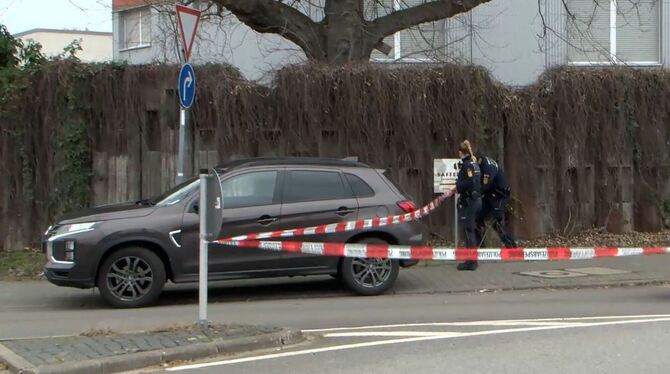 Mann dringt in Wohnung ein und sticht auf Ehepaar ein