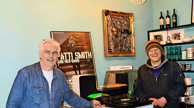 Klaus Holoch (links) und Bernd Drescher geben ihrer Plattenleidenschaft in einem Pop-up-Laden in Stuttgart einen Raum.  FOTO: FR