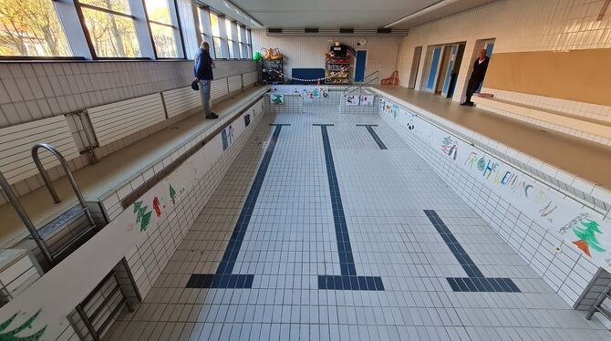 Generationen von Schülern haben hier seit den 1960er-Jahren Schwimmen gelernt. Seit Oktober ist das Bad geschlossen. FOTO: SCHRA