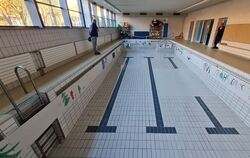 Generationen von Schülern haben hier seit den 1960er-Jahren Schwimmen gelernt. Seit Oktober ist das Bad geschlossen. FOTO: SCHRA