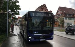 Auf dem Bild ist der Bus von Reutlingen nach Häslach zu sehen, der 2020 an der provisorischen Haltestelle Walddorf Rathaus steht