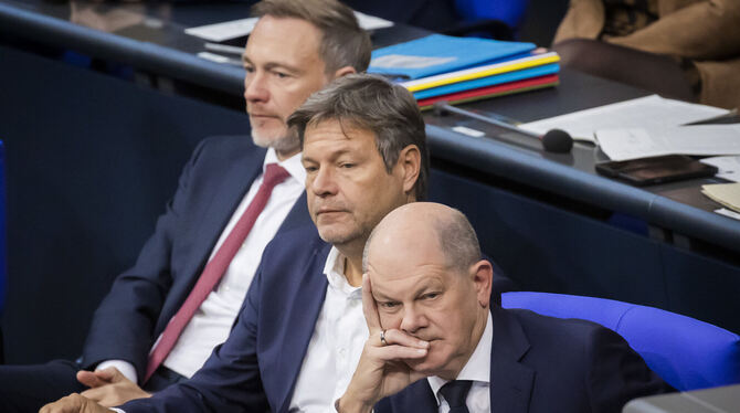 Die Ampel-Regierung  mit Christian Lindner (FDP, links), Robert Habeck (Grüne) und Olaf Scholz (SPD) gehören zu den vielfach  We