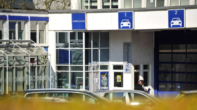 Die Wartezeiten vor der Zulassungsstelle in Feuerbach sorgten für Schlagzeilen.  FOTO: LG/KOVALENKO