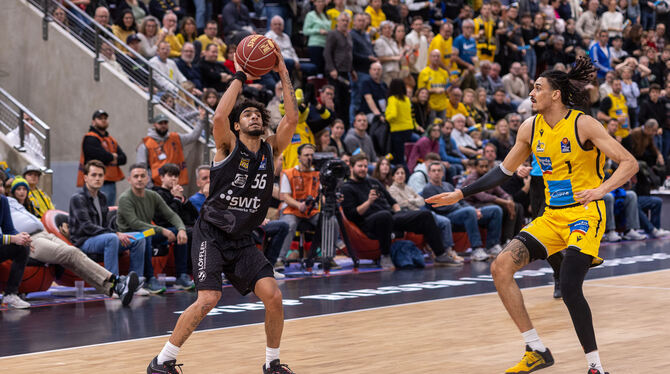Auch 32 Punkte von Jhivvan Jackson (links) können die  Tigers-Niederlage in Ludwigsburg nicht verhindern. Jonathan Bähre  (recht