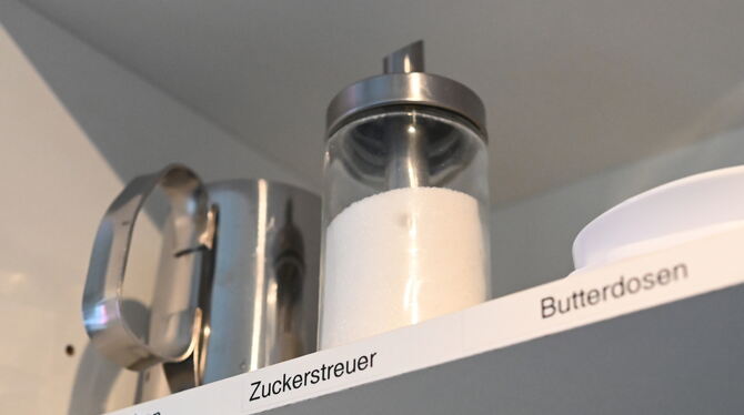 Manche Autisten brauchen Ordnung und klare Ansagen –  auch in der Küche. Wo was steht, verraten deswegen Aufkleber im Schrank de