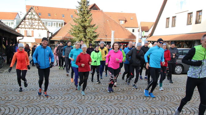 Jetzt laufen sie wieder: Die Teilnehmer am Neujahrslauf beim gemeinsamen Start auf dem Kelternplatz