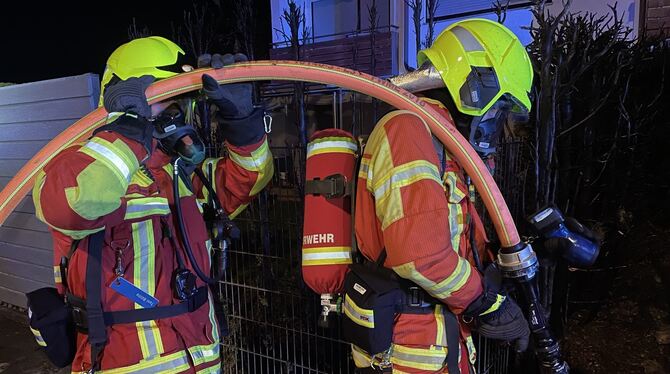 Gleich mehrfach musste die Metzinger Feuerwehr in der Silvesternacht brennende Hecken löschen.  FOTO: PRIVAT