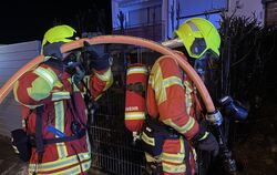 Gleich mehrfach musste die Metzinger Feuerwehr in der Silvesternacht brennende Hecken löschen.  FOTO: PRIVAT