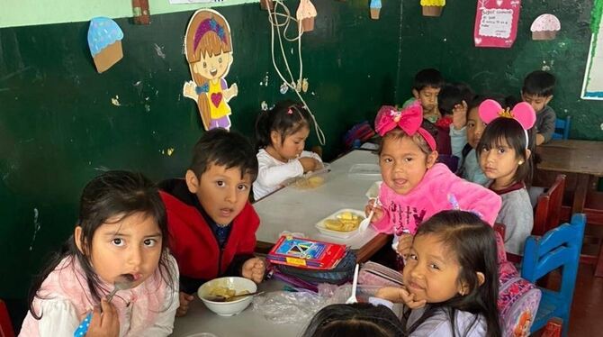 In der Schule wird Wert auf das Sozialverhalten gelegt. Dazu gehört auch, miteinander zu essen.  FOTO: EL BUEN SAMARITANO
