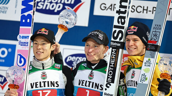 Strahlemänner: (von links) Der Zweite Ryoyu Kobayashi, Sieger Anze Lanisek und der Dritte Andreas Wellinger.  FOTO: KARMANN/DPA