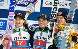 Strahlemänner: (von links) Der Zweite Ryoyu Kobayashi, Sieger Anze Lanisek und der Dritte Andreas Wellinger.  FOTO: KARMANN/DPA