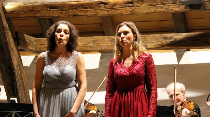 Gemeinsam in der »Barcarole« aus Offenbachs Oper »Hoffmanns Erzählungen«: links Karina Assfalg, rechts Johanna Pommranz.