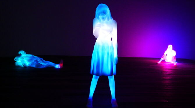 Leuchtende Handy-Lauscher: Installation von Doug Aitken im Schauwerk Sindelfingen.