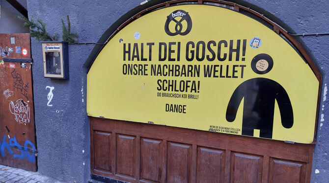 Bitte Ruhe: Dieser Wirt in der Tübinger Altstadt versucht’s auf schwäbisch-humorvolle Weise.  FOTO: KREIBICH