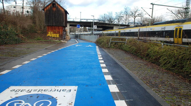 Vom Park-&-Ride-Parkplatz am Metzinger Bahnhof führt die neue Fahrradstraße zu einem ebenso neuen Rad-/Gehweg unter der Nürtinge