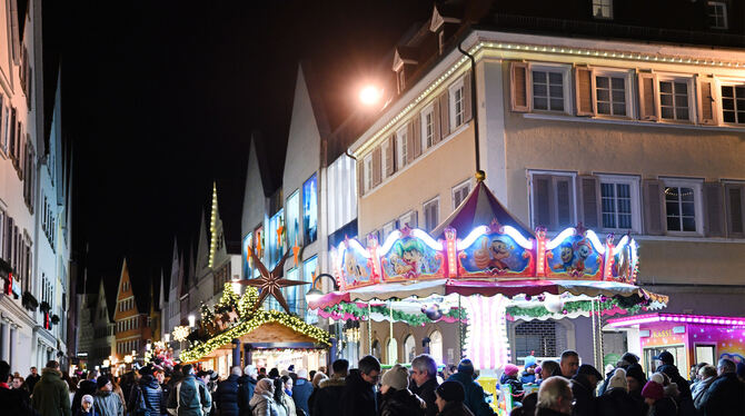 Weihnachtsmarkt Reutlingen Kurbelt der Weihnachtsmarkt die Geschäfte in den Lokalen und Läden der Innenstadt an oder macht er ihnen die Kunden streitig?
