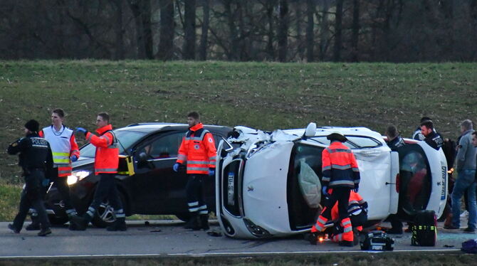 Bei einem Auffahrunfall in der Nähe von Bad Sebastiansweiler ist eines der beiden beteiligten Autos umgekippt.