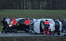 Bei einem Auffahrunfall in der Nähe von Bad Sebastiansweiler ist eines der beiden beteiligten Autos umgekippt.