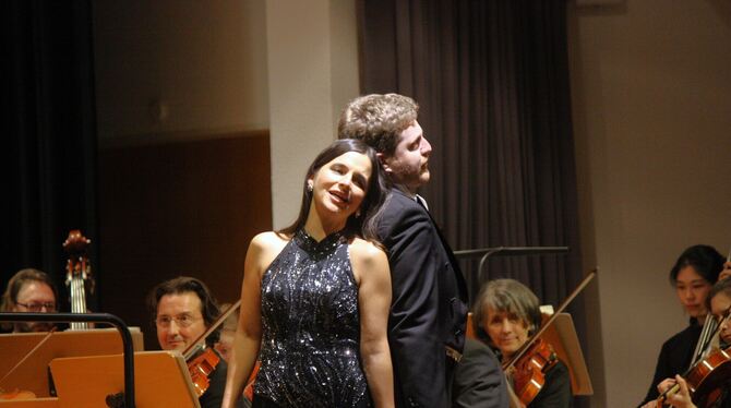 Prachtvoll harmonierende Stimmen: Leonor Amaral und Julian Habermann beim Mössinger Neujahrskonzert mit der Württembergischen Ph