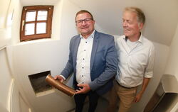 Reise in die Vergangenheit: Bürgermeister Stefan Wörner (links) im Sommer mit Architekt Eberhard Wurst und der Zeitkapsel, die z