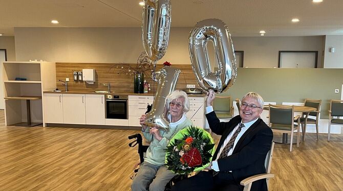 Reutlingens Erster Bürgermeister Robert Hahn gratuliert Anneliese Helmbrecht zu ihrem 100. Geburtstag. FOTO: KUNTZE