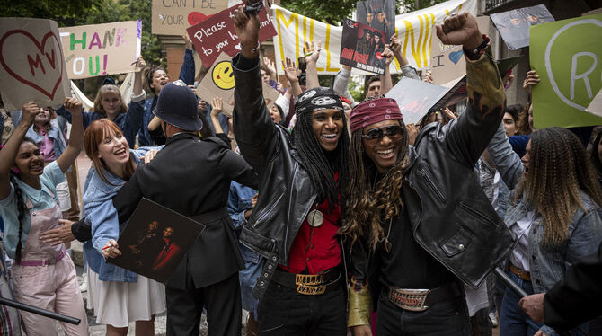 Tijan Nije (links) als Robert Pilatus und Elan Ben Ali als Fabrice Morvan im Film »Girl You Know It’s True«.  FOTO: ALBLAS/LEONI