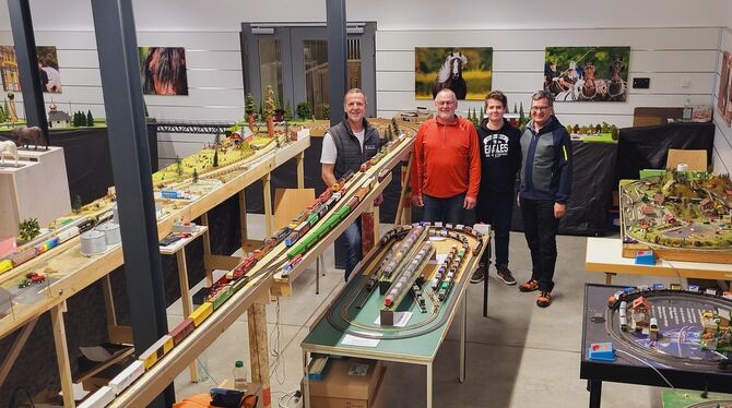 Wolfgang und Heiner Ott, Phil und Ralph Karmann (von links) sprachen mit ihrer Modellbahnausstellung in Marbach viele Besucher a