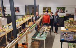 Wolfgang und Heiner Ott, Phil und Ralph Karmann (von links) sprachen mit ihrer Modellbahnausstellung in Marbach viele Besucher a