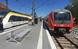 Ein MEX-18-Zug der SWEG Bahn Stuttgart (lniks) und eine RB 63 der DB Regio begegnen sich im Bahnhof Metzingen. Inzwischen gibt e