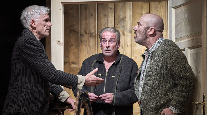 ott hallmayer biesinger der verkaufte großvater theater lindenhof foto becker Drei Männer in Streitlaune: Franz Xaver Ott als Haslinger-Bauer, Stefan Hallmayer als Kreithofer-Bauer und Berthold Biesinger al