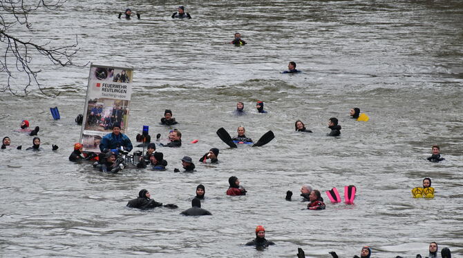 Zügig unterwegs: Rund fünfundzwanzig Minuten benötigten die 115 Taucher für die 1,5 Kilometer lange Strecke auf dem Neckar durch