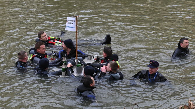 Die Tauchergruppe der Feuerwehr Tübingen veranstaltet das Neckarabschwimmen seit 51 Jahren. FOTO: MEYER