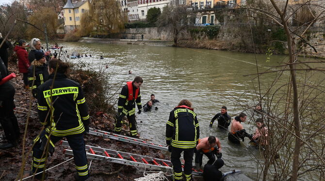 Nach 1,5 Kilometer war an der Platanenallee Schluß mit lustig. An drei Ausstiegsstellen ging es wieder an Land. FOTO: MEYER