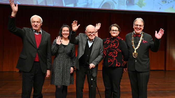 Bürgermedaille 2023 Stadt Reutlingen OB Thomas Keck (rechts) überreicht die Bürgermedaille ab Helmut Kober, Ulrike Wolf, die für ihren Vater Professor Roland Wolf an
