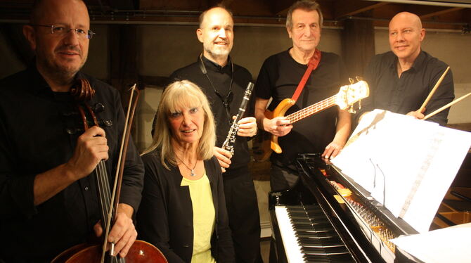 Naujahrskonzert im Kusterdinger Klosterhof: Vorn das Duo Christian Adamsky und Susanne Götz. Hinten (von links) die Jazzmates: R
