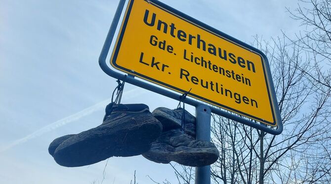 Kein Neujahrs-Scherz, sondern Protest von Landwirten: In Lichtenstein und Holzelfingen haben Bauern Schuhe als Ausdruck ihrer Kr