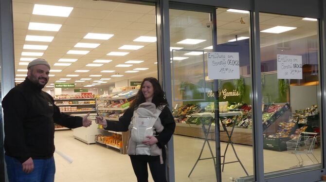 Devran (links) und Özge Cakmak eröffnen ihren neuen Supermarkt in Grafenberg.  FOTO: SANDER