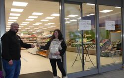 Devran (links) und Özge Cakmak eröffnen ihren neuen Supermarkt in Grafenberg.  FOTO: SANDER
