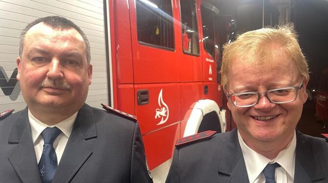 Rüdiger Nädele (links) und Helmut Kneule traten vor 40 Jahren im Alter von 16 in die Nehrener FW ein.